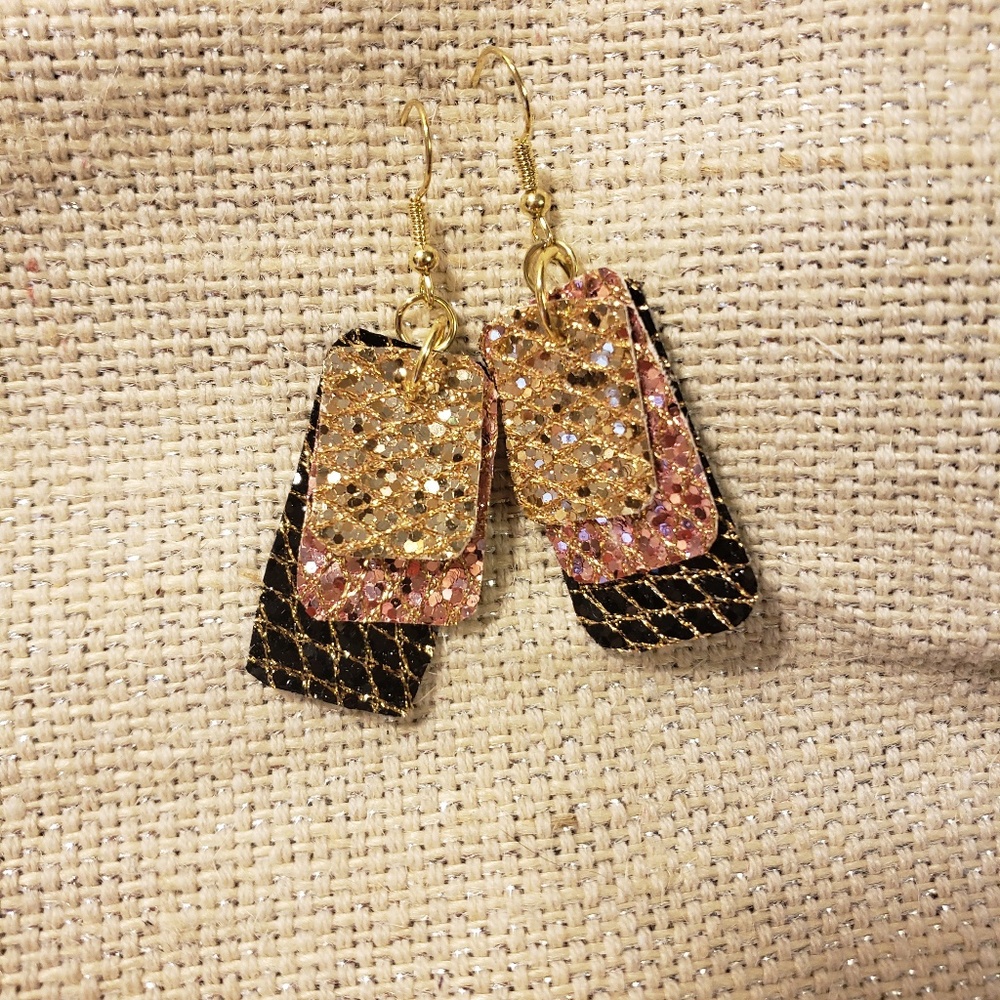 3/$10😍Gorgeous layers sparkly fabr earrings